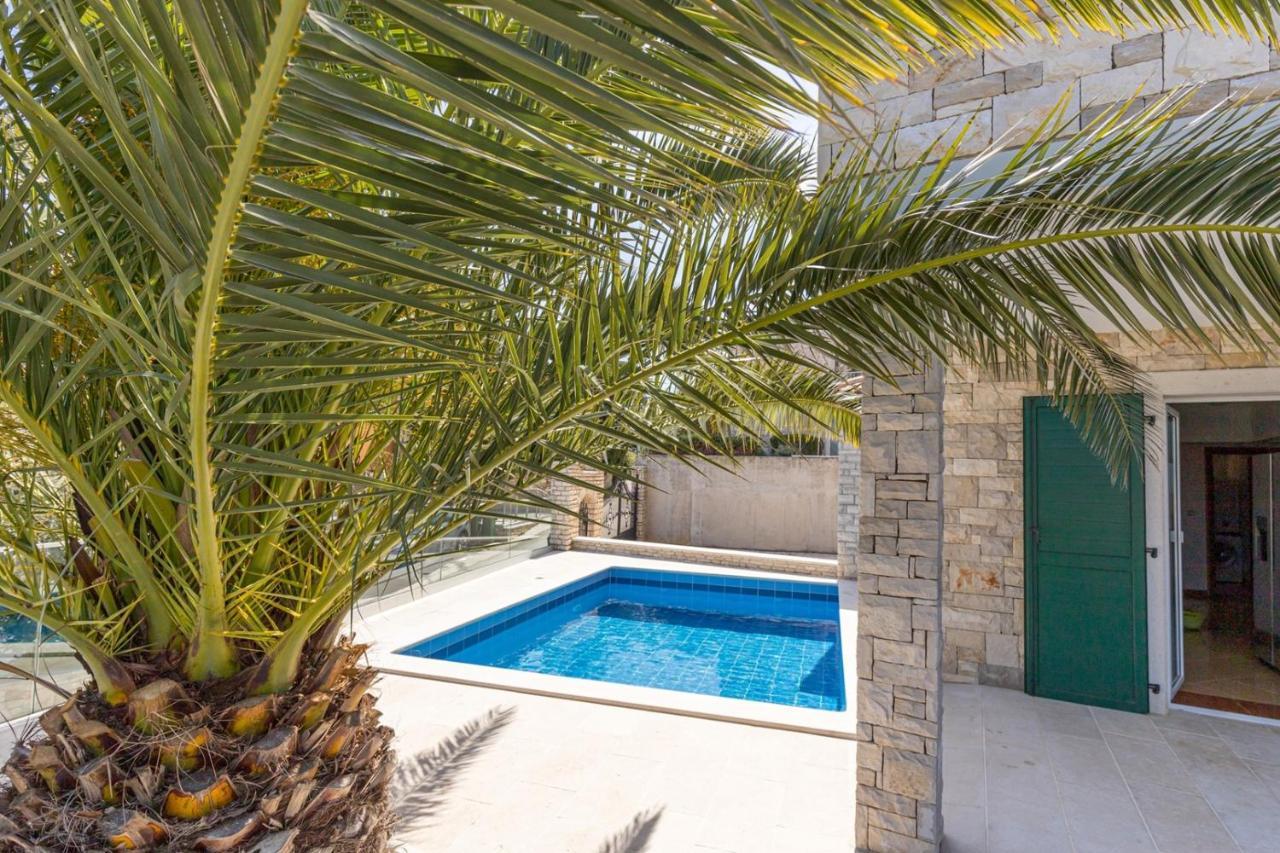 Villa Milena With Pool And Sea View 克尔维尼维赫 外观 照片