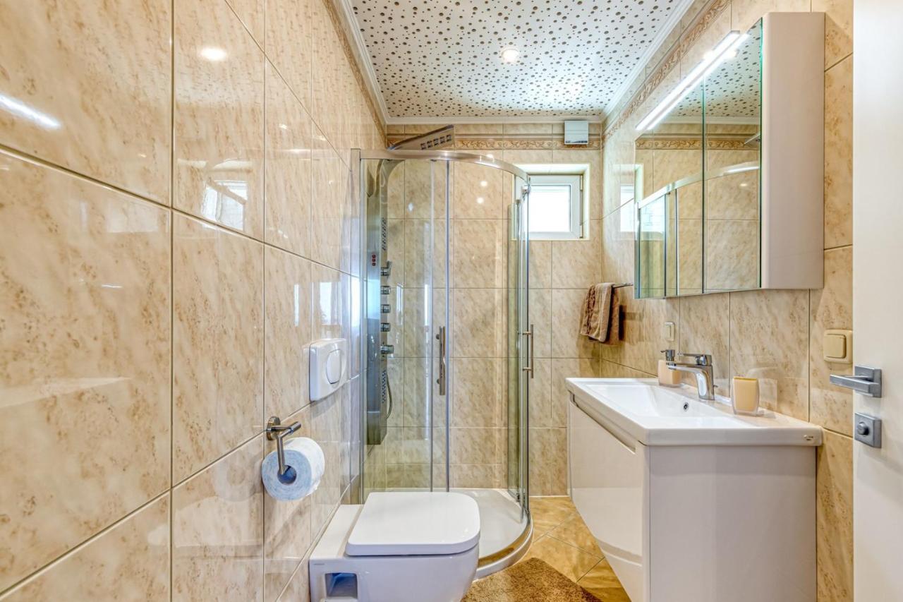Villa Milena With Pool And Sea View 克尔维尼维赫 外观 照片