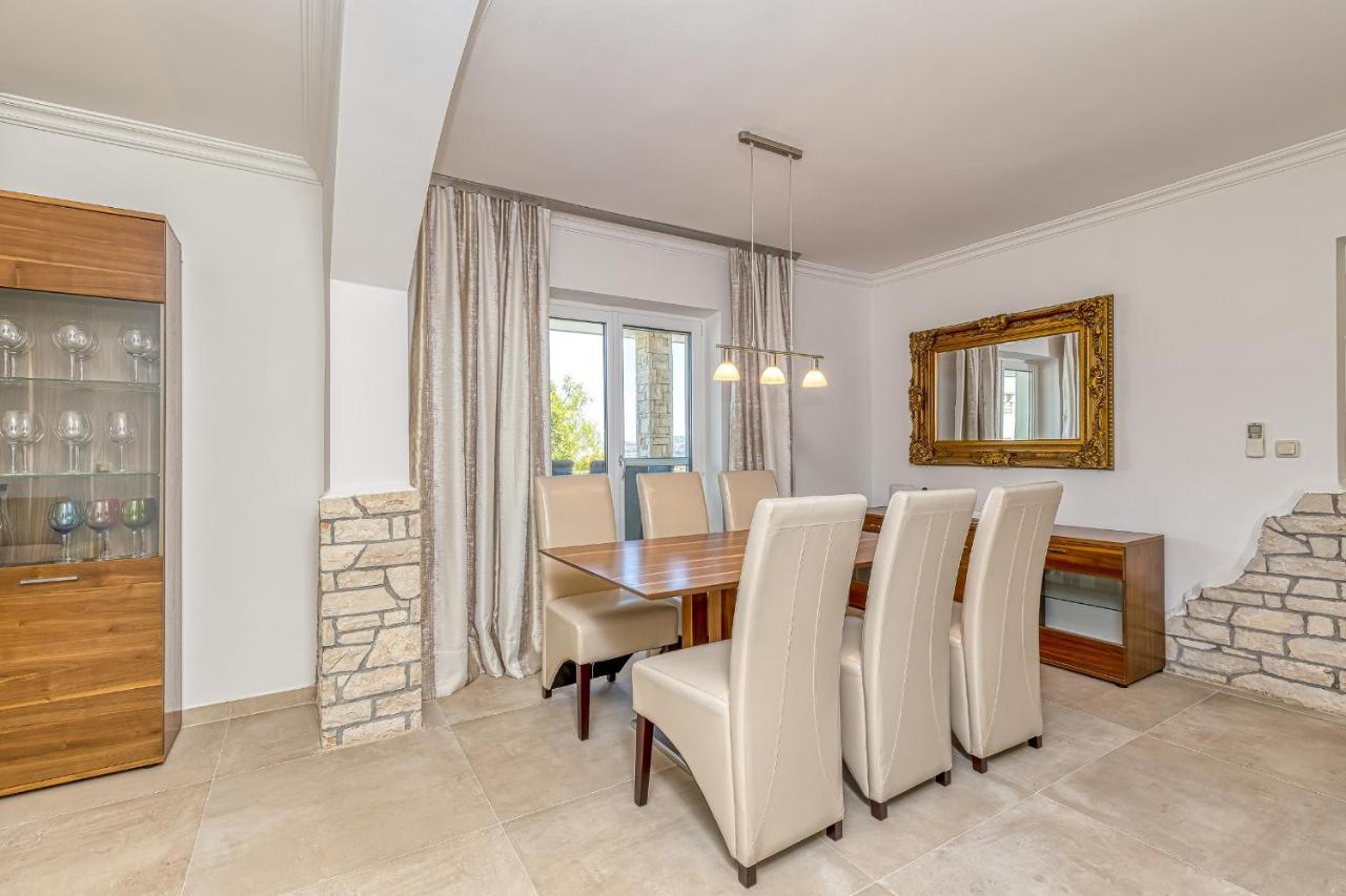 Villa Milena With Pool And Sea View 克尔维尼维赫 外观 照片